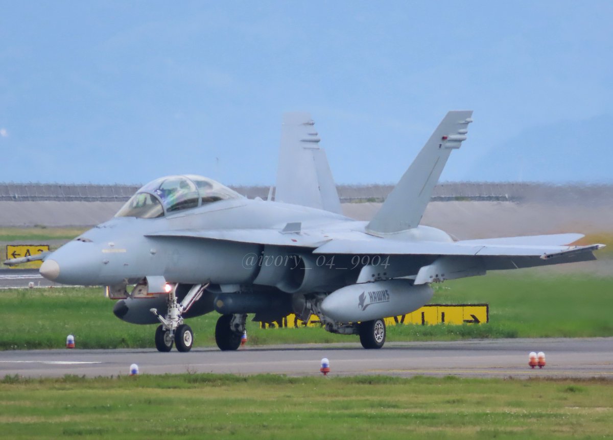 ivory_71_US_2's tweet photo. 7.15 MCAS IWAKUNI
F/A-18 Hornet VMFA-533 （Hawks）
華麗にUターンを決めてタキシーバック
#岩国基地
#fa18
#vmfa533 https://t.co/JX7xXr4G6o