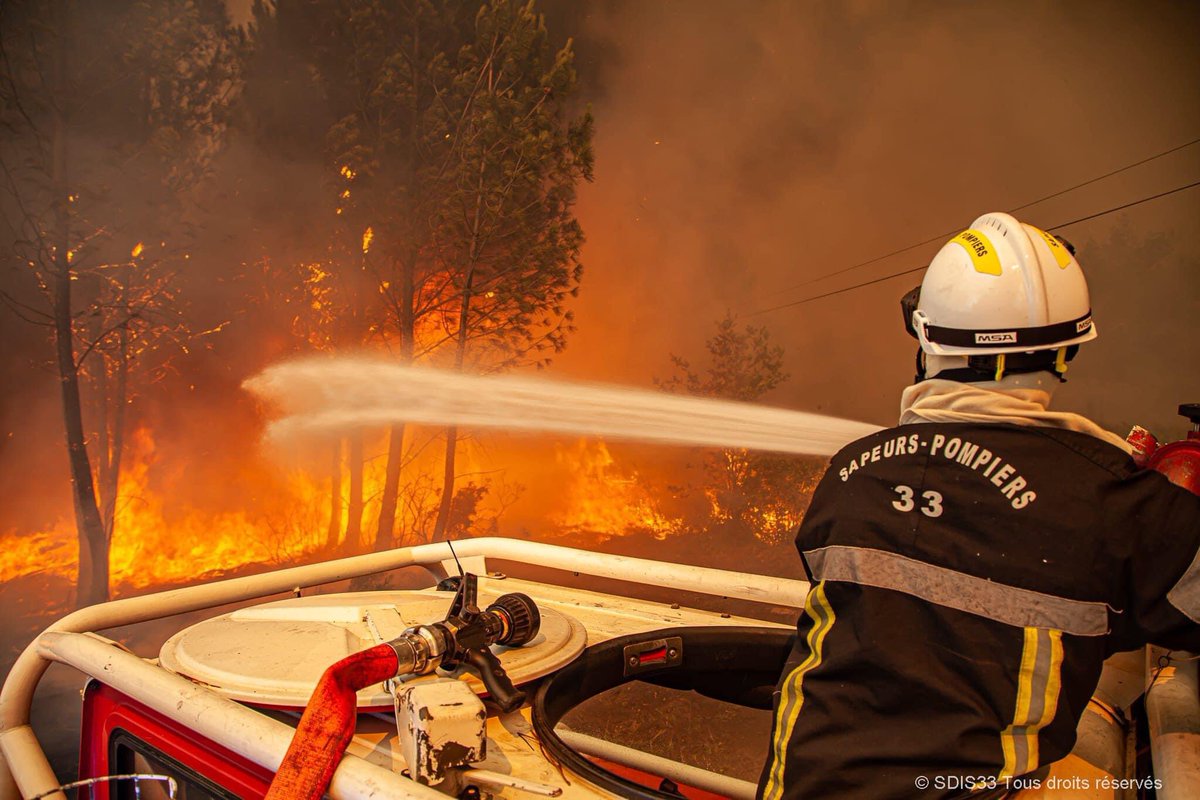 Vivian_AMIEL's tweet photo. Merci à tous ces femmes et hommes 👨‍🚒🚒👩‍🚒 venus de toute la #France 🇨🇵 pour lutter contre les #Incendies 🔥 en #Gironde.

Photos #SDIS33

@PompiersFR

https://t.co/6Y601a3VV8

https://t.co/stZKvsYD9V

1/2 https://t.co/unHKWujxRC
