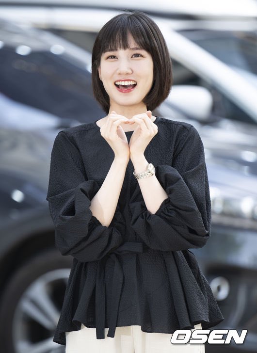 theseoulstory's tweet photo. 📸 Park Eun Bin, Kang Tae Oh and Kang Ki Young on their way to a restaurant to celebrate the end of ‘Extraordinary Attorney Woo’ filming yesterday ❤️🐋 https://t.co/yXYjhaT5iD