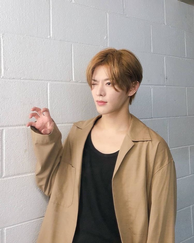 hourly yuta tweet media