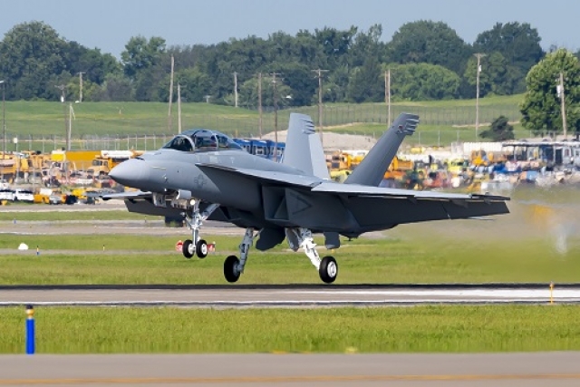 DefenseMirror's tweet photo. #Boeing #SuperHornet #BlockIII #MUMT #MannedUnmannedTeaming #UAV #drone :: Boeing Block III Super Hornet Controls 3 UAVs in Flight https://t.co/6uYzblRM7a https://t.co/tXRVcFPDMC