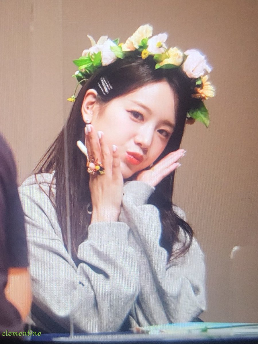 CLEMENTINE_1227's tweet photo. 220715 팬사인회 Preview1

규리야 예쁘다

#fromis_9          #프로미스나인         
#장규리 #규리 #JangGyuRi #Gyuri https://t.co/80wM7zjTpF