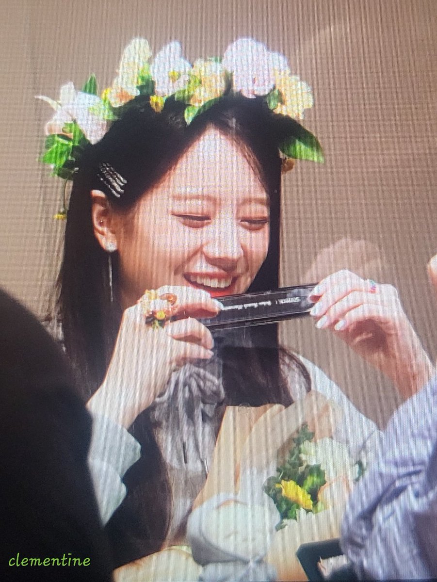 CLEMENTINE_1227's tweet photo. 220715 팬사인회 Preview2

하모니카ㅋㅋㅋ

#fromis_9          #프로미스나인         
#장규리 #규리 #JangGyuRi #Gyuri https://t.co/qnfUTj4MNj