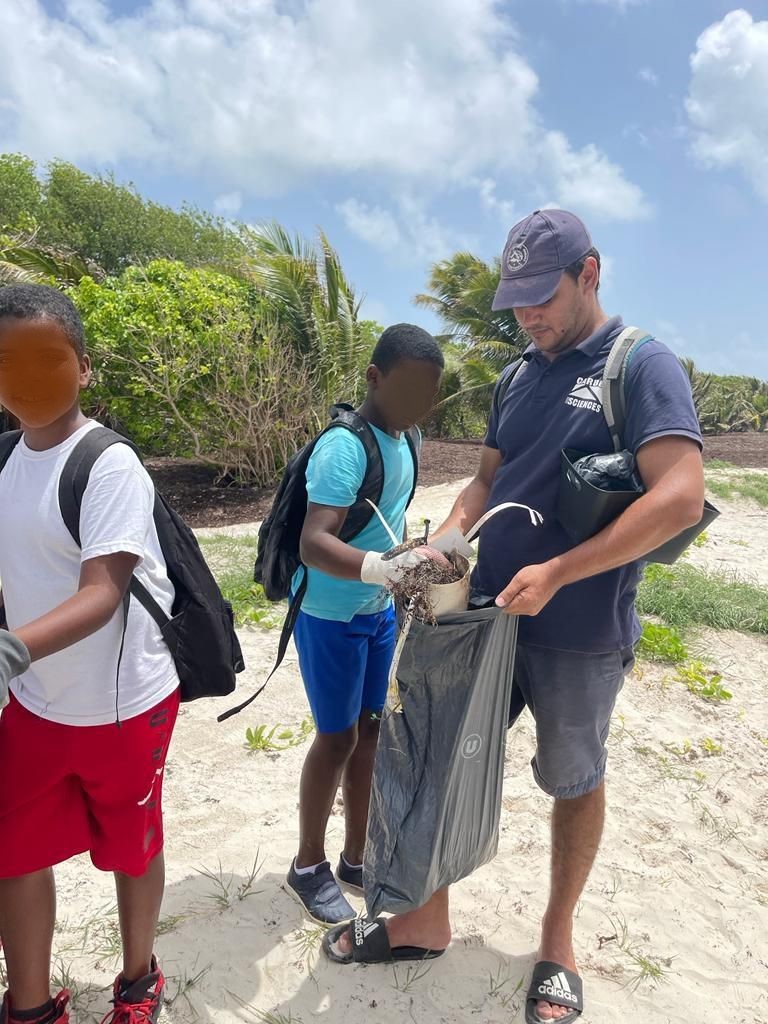 Christo08955379's tweet photo. Nos jeunes #écocitoyens de l'école ouverte Daniel Pidery #REP+ #Dillon 2 s'arment de gants et de leur esprit d'équipe pour ramasser les #déchets sur le site naturel protégé de #Macabou plusieurs sacs remplis @acmartinique @CircoFdF1 @fdfville @EPrioritaire972 https://t.co/73v4h39Sn9