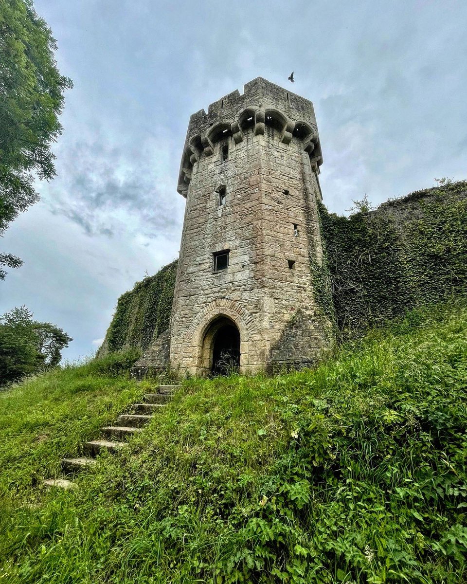 #Caldicot #Castle #Monmouthshire 

Built during C13th Humphrey de Bohun, Earl of Hereford and added to in the C14th by Thomas Woodstock.

#castlesaturday #cymru #medieval #archaeology #historicsite #visitsouthwales #southwales #old #explore #historic