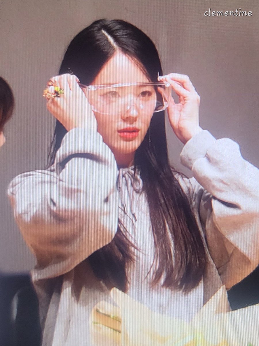 CLEMENTINE_1227's tweet photo. 220715 팬사인회 Preview3

공주님 vs 고글🥽

#fromis_9          #프로미스나인         
#장규리 #규리 #JangGyuRi #Gyuri https://t.co/YapiTemzJ0