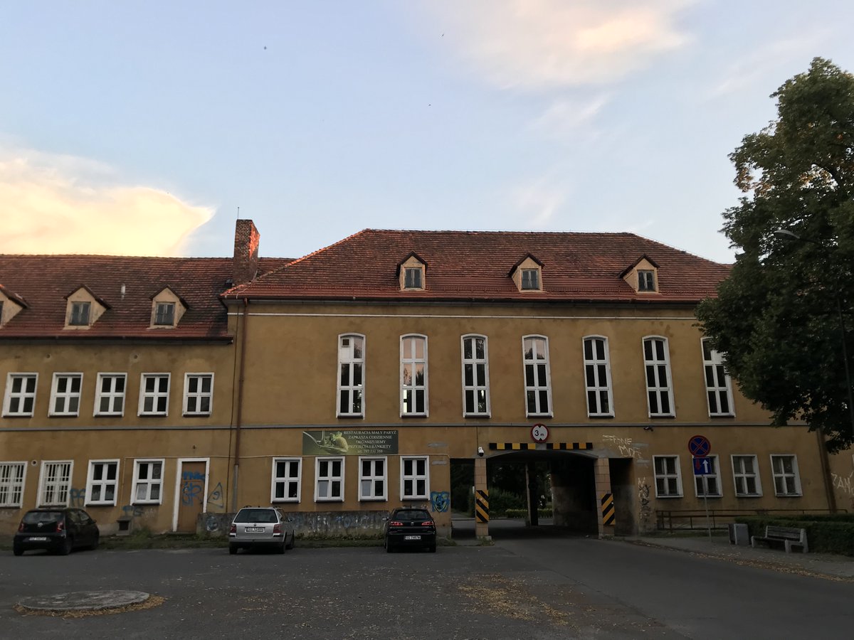SebastianBatko's tweet photo. 📷🚴 Do porannej kawusi ☕️
#WilczeGardło - mikromiasteczko utopia, stworzone przez nazistów dla nazistów w 1937-41, w centralnym punkcie stadion szkolny i placo-park. Nie zostawiali sobie strefy intymności, wszystko blisko. Na 1 zdjęciu dom wspólnoty / brama >>> #Gliwice #rower https://t.co/flRRPQgBJ0