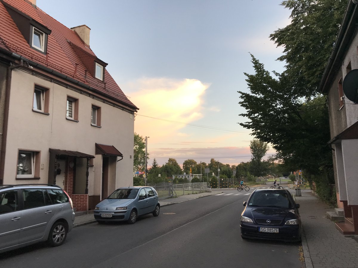 SebastianBatko's tweet photo. 📷🚴 Do porannej kawusi ☕️
#WilczeGardło - mikromiasteczko utopia, stworzone przez nazistów dla nazistów w 1937-41, w centralnym punkcie stadion szkolny i placo-park. Nie zostawiali sobie strefy intymności, wszystko blisko. Na 1 zdjęciu dom wspólnoty / brama >>> #Gliwice #rower https://t.co/flRRPQgBJ0