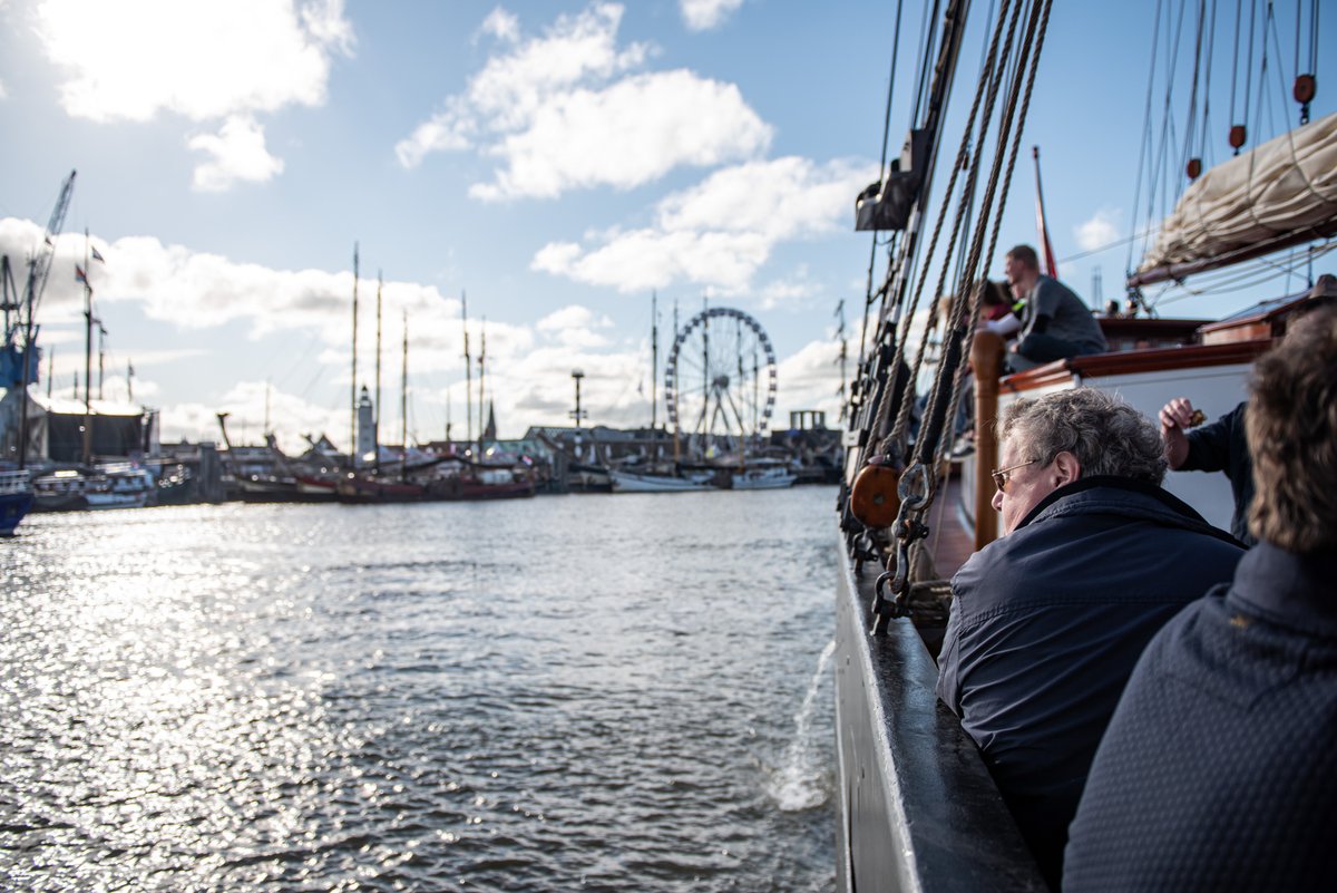 #tip Het is prachtig weer! Vanaf het water kun je genieten van een uniek uitzicht over de #TSRH2022 #Harlingen. 
Er zijn nog kaarten voor de vaartochten van 11.00u. De vaartochten van 14.00u zijn bijna uitverkocht. Boek snel, want vol = vol. 👉harlingensail.com/arrangement/va…