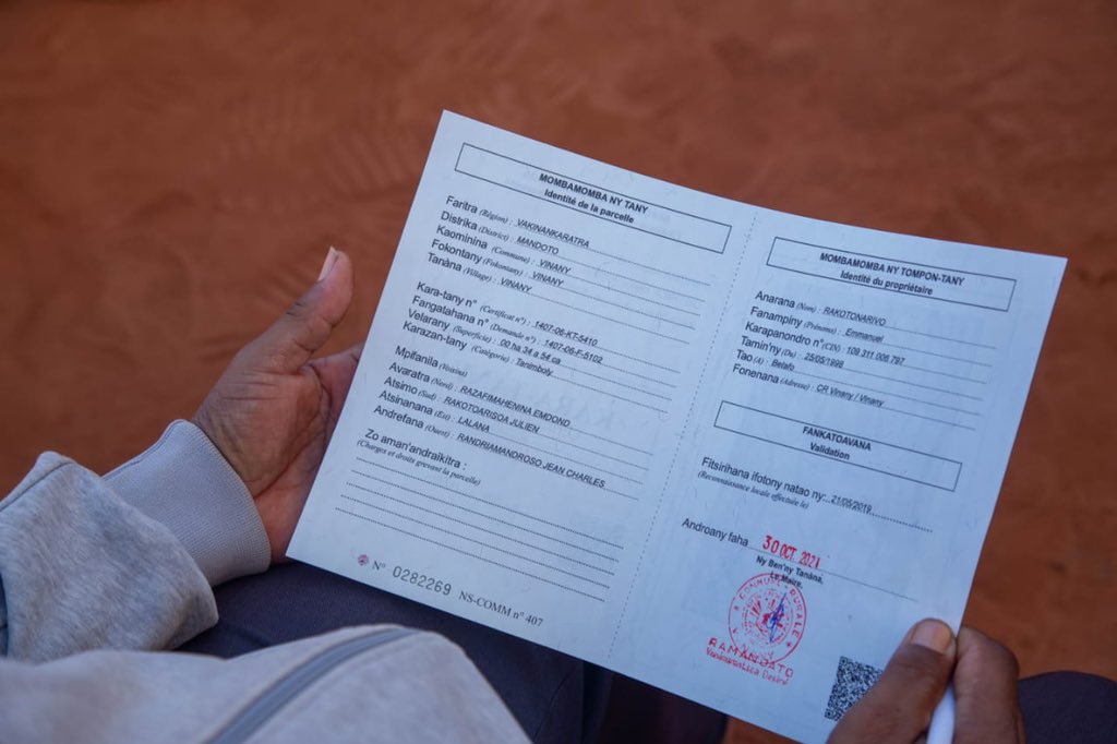 MUwanyiligira's tweet photo. Félicitations à Mr Rasolofo qui possède un certificat foncier pour ses terres. Cela lui a donné accès au crédit lui permettant de diversifier ses activités et sources de revenus. Grand merci à l’équipe #CASEF et @MATP_GOV_MG pour qu’il y ait plus de Rasolofo ayant leur #karatany. https://t.co/Jq0KwRtHfy