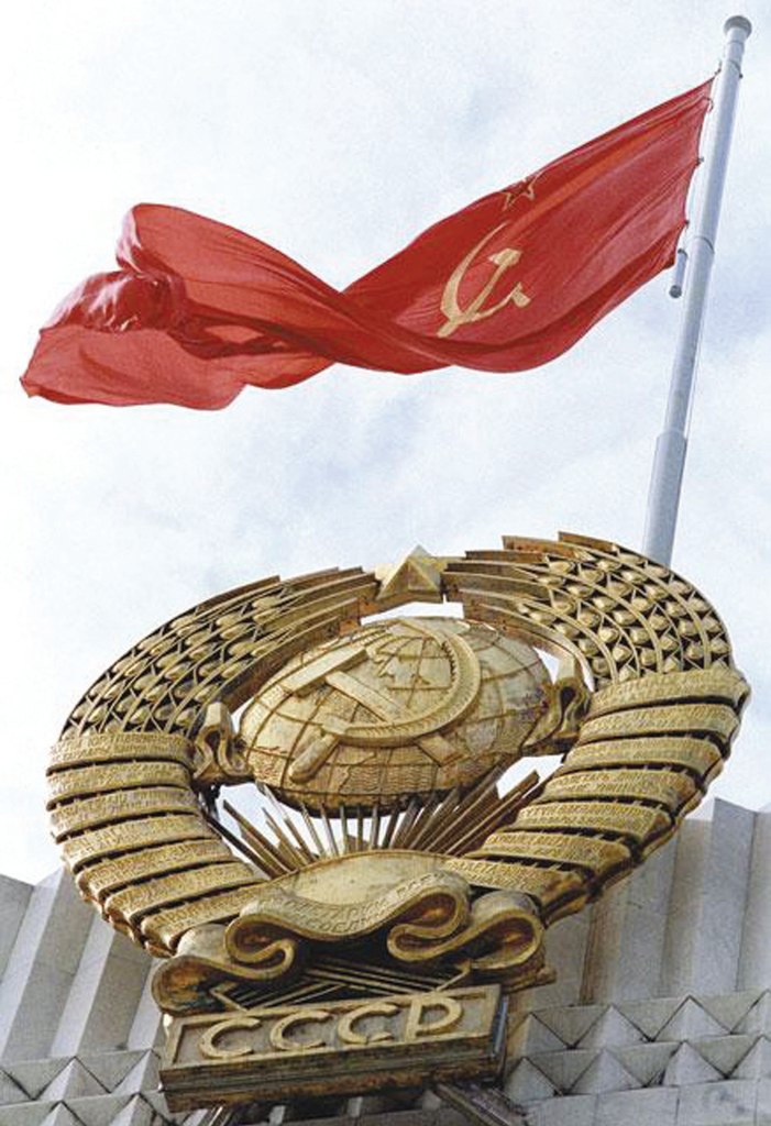 Антисоветчики очень любят на разные лады повторять фразу "Совок - это рабство!", но в чем именно это рабство состояло, объяснить предсказуемо не могут. Только рассказывают страшилки в лучшем случае вычитанные у Оруэлла, в худшем - вообще из пальца высосанные. 
Нерабы, блин...