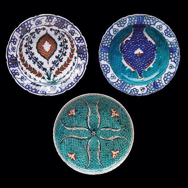 “İznik çini ve seramik koleksiyonumuzda yüzeyi balık pulu ile dekore edilmiş bir grup farklı formda eser yer almaktadır.”… bit.ly/3uS7r1x #İznik #AteşinOyunu #SadberkHanım