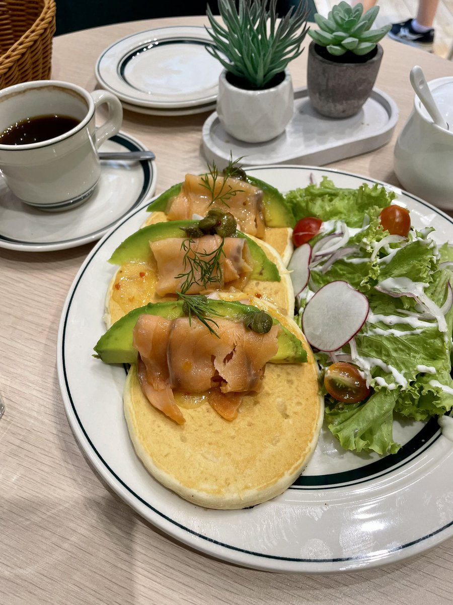 gerda_gurei's tweet image. #doitforthegram daw kay pang gram ra jud diay. Value for money 4/10 para sa salmon ug avocado. Dili nako mubalik sorry. 😬