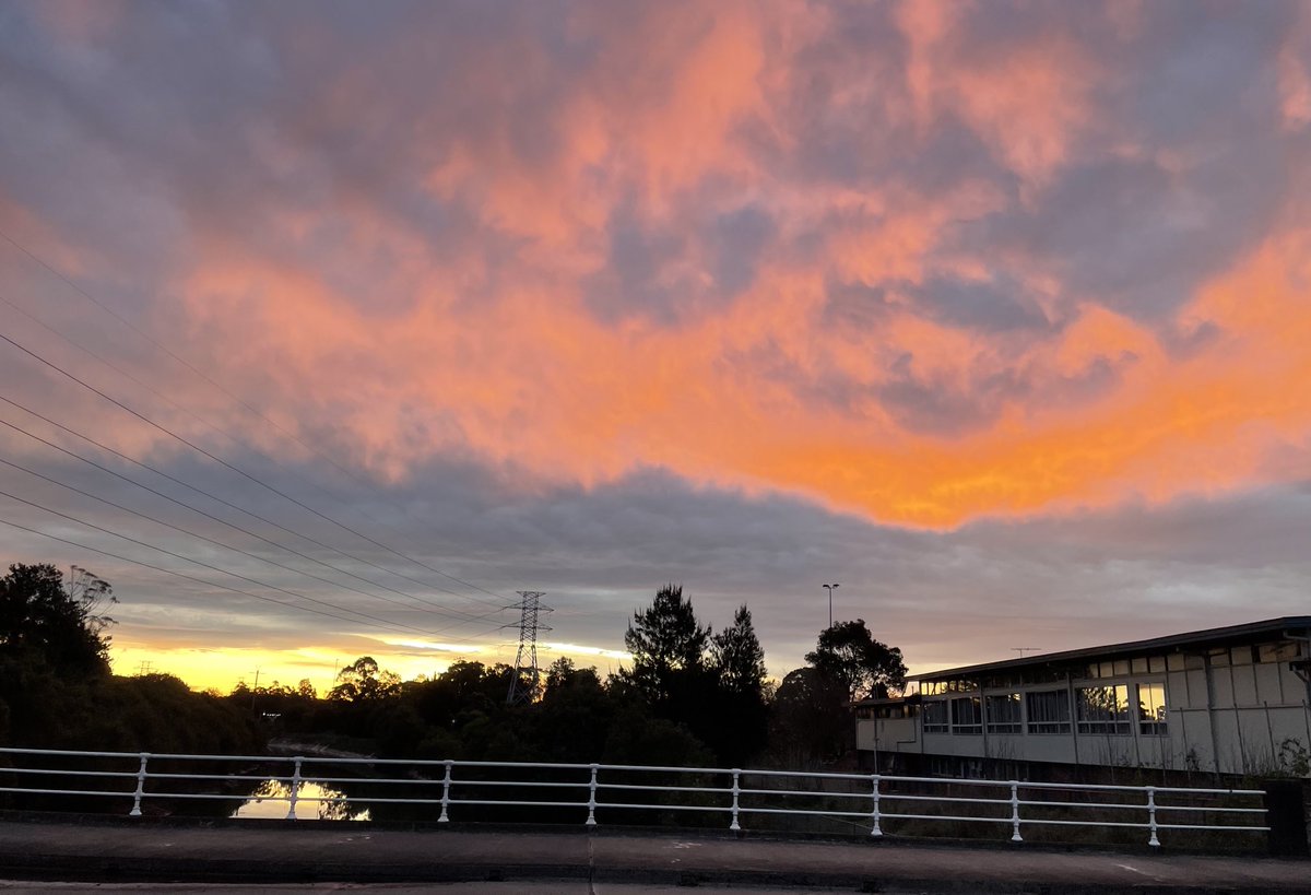 mello444's tweet image. Sunset in the ‘hood