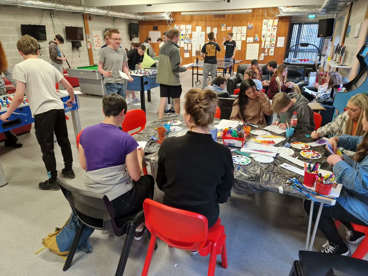 YPLCNI's tweet photo. It's been a packed few days hosting a group from Berlin @schrebaer

The group have spent time in Holywood, participating in workshops, visiting the Ulster Museum and completing art activities.

#YPLC2022 https://t.co/p9c5JKXosF
