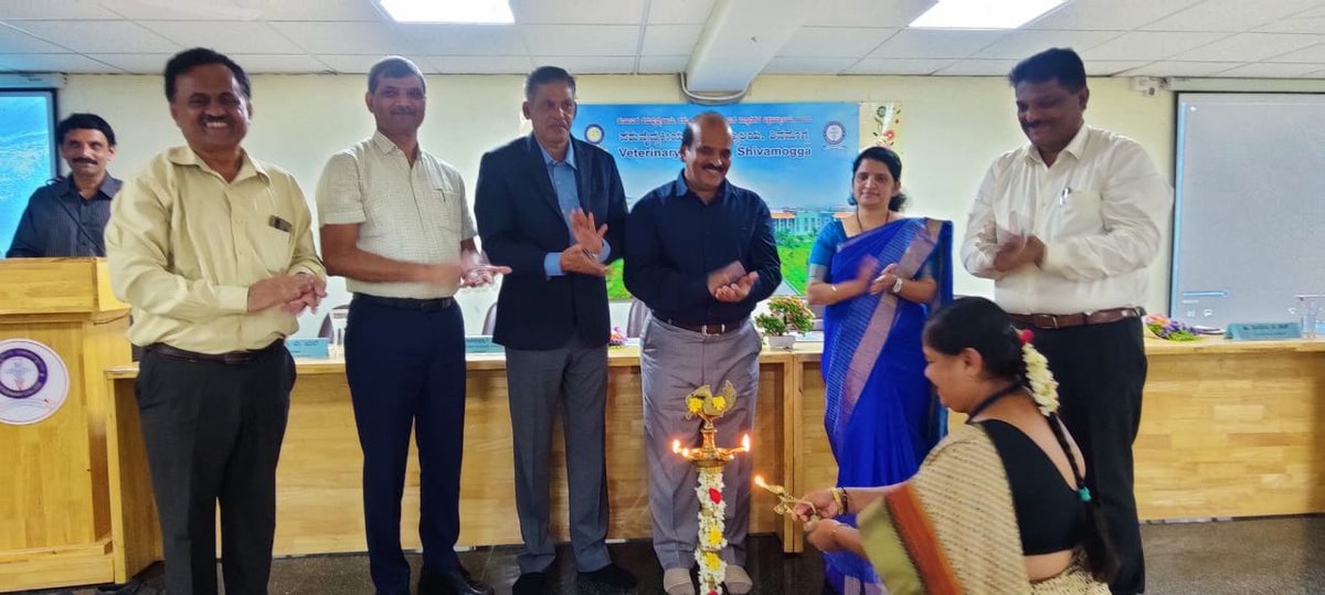 AHVS_Karnataka's tweet photo. ದಿನಾಂಕ 16/07/2022 ರಂದು, ಪಶು ವೈದ್ಯಕೀಯ ಮಹಾವಿದ್ಯಾಲಯ ಶಿವಮೊಗ್ಗ ಹಾಗೂ ಪಶುಪಾಲನಾ  ಮತ್ತು ಪಶು ವೈದ್ಯಕೀಯ ಸೇವಾ ಇಲಾಖೆ. ಇವರ ಸಂಯುಕ್ತ ಆಶ್ರಯದಲ್ಲಿ ವಿಶ್ವ ಪ್ರಾಣಿಜನ್ಯ ರೋಗಗಳ ದಿನಾಚರಣೆ-2022 ರ ಪ್ರಯುಕ್ತ ಡಾ. ಪ್ರಕಾಶ್ ನಡೂರ್ ಡೀನ್,ಪಶುವೈದ್ಯಕೀಯ ಮಹಾವಿದ್ಯಾಲಯ ಶಿವಮೊಗ್ಗ ಇವರ ಅಧ್ಯಕ್ಷತೆಯಲ್ಲಿ,(1/2) https://t.co/amZujKg9Js