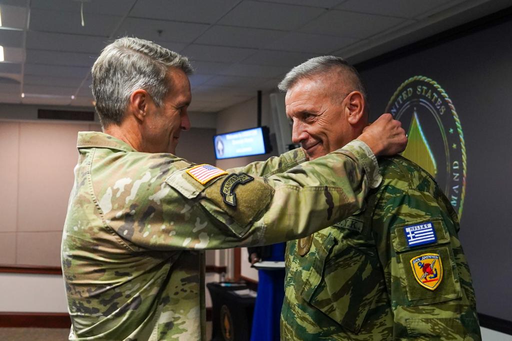 ChiefHNDGS's tweet photo. 📍 @USSOCOM Tampa, Florida

Ύψιστη τιμή η παρασημοφόρησή μου με το Μετάλλιο «UNITED STATES SPECIAL OPERATIONS COMMAND» από τον Διοικητή της US Special Operations Command Στρατηγό Richard D. Clarke κατά την επίσημη επίσκεψή μου στην Διοίκηση.

@hndgspio https://t.co/BJSko6roxq