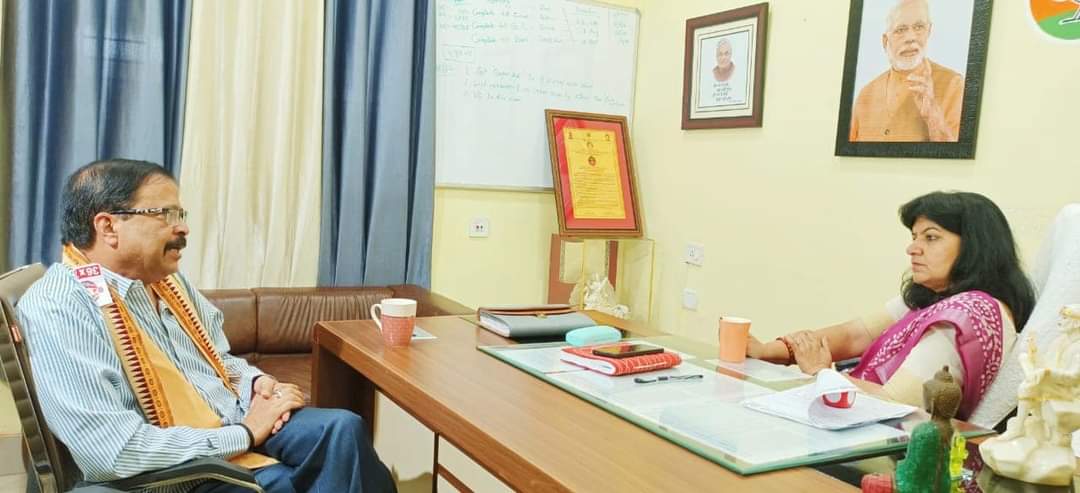 AprajitaSarangi's tweet photo. It was a pleasure to welcome Sri @sureshpujariofc, Hon'ble MP, Bargarh, to my office at 'Bhubaneswar today. Talking to him &amp; discussing issues with him are always elevating. Good human being with loads of experience and positivity.

@BJP4Odisha
@BJP4India
@JPNadda https://t.co/KgM4DySJW4