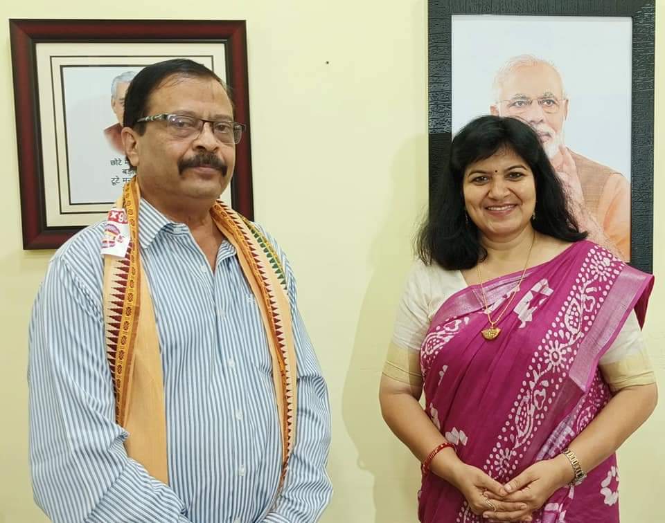 AprajitaSarangi's tweet photo. It was a pleasure to welcome Sri @sureshpujariofc, Hon'ble MP, Bargarh, to my office at 'Bhubaneswar today. Talking to him &amp; discussing issues with him are always elevating. Good human being with loads of experience and positivity.

@BJP4Odisha
@BJP4India
@JPNadda https://t.co/KgM4DySJW4