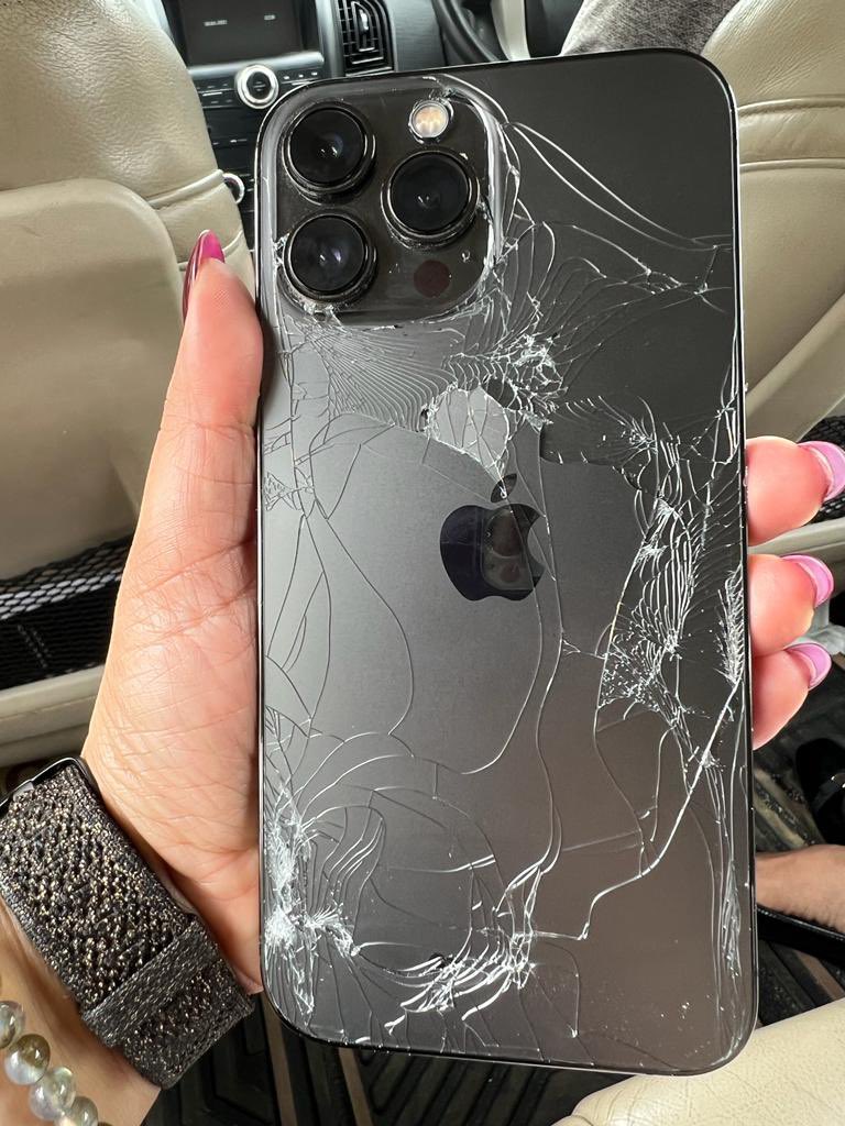 reetikasood's tweet image. So much for the claimed unbreakable glass and that too when it was within a head cover …not fallen from a floor #falsecommitments #iphone13promax #Apple #iphonefailure #applecheatingcustomers #applephones