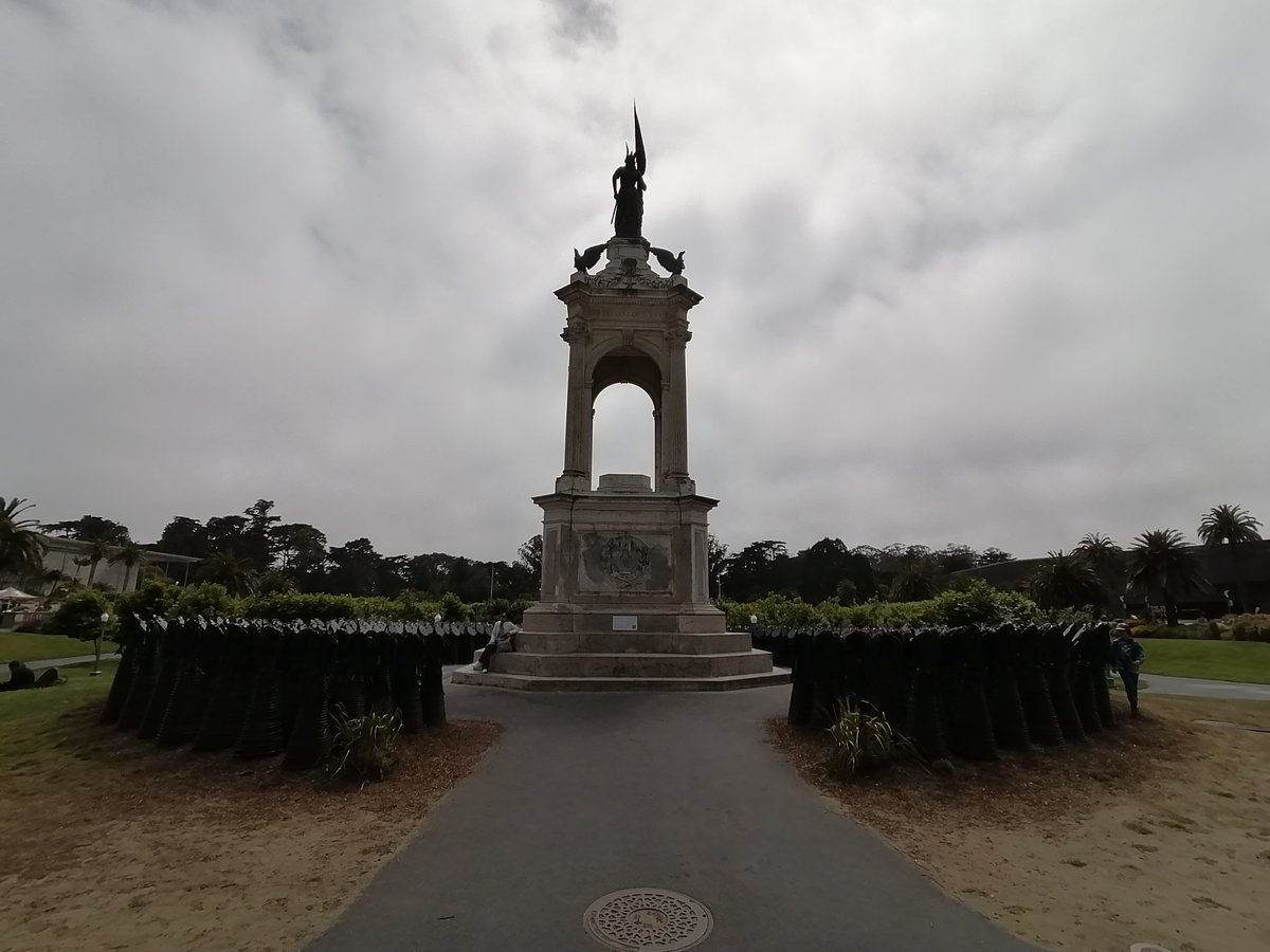 JohannesKirchnr's tweet photo. Im Zentrum des Parks befindet sich ein interessantes Denkmal, das seine Geschichte besser erklärt, als ich es könnte.
#TrainToCalifornia https://t.co/T990MbMrTm