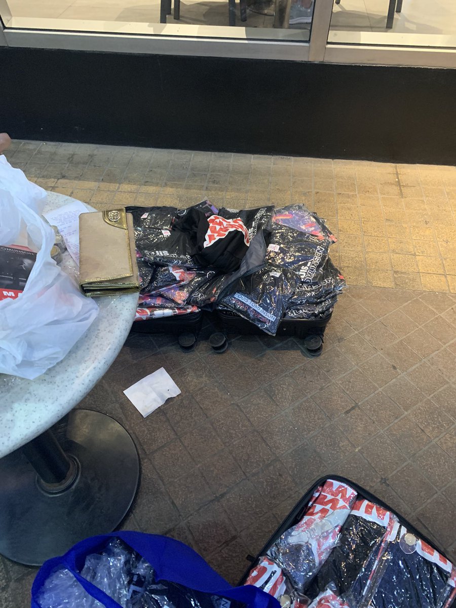 fallinghes94's tweet photo. HELLOO BILI NA PO KAYO SHIRTS AND LANYARDS #LTWTManila ANDITO PO KAMI SA HARAP NG BOX OFFICE https://t.co/eFMMjHQsXT