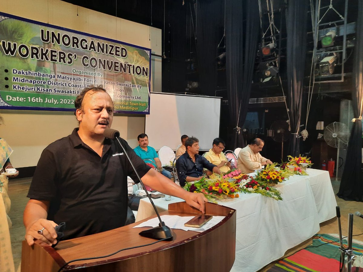 Reshmiganguly3's tweet photo. Workers' solidarity and collective voices raised in #informalworkersconvention in East Medinipur with thousands of workers, inaugurated by the State Minister of department of Fishery, @ActionAidIndia @dipalisharma02 @surajitn1969 @sndeep https://t.co/LA67EEf54M