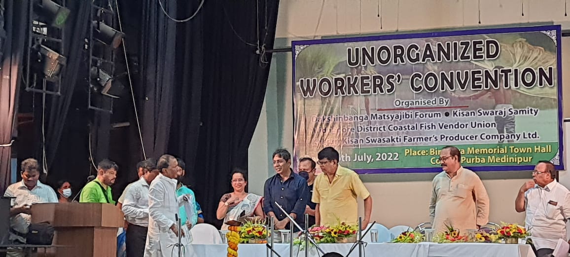 Reshmiganguly3's tweet photo. Workers' solidarity and collective voices raised in #informalworkersconvention in East Medinipur with thousands of workers, inaugurated by the State Minister of department of Fishery, @ActionAidIndia @dipalisharma02 @surajitn1969 @sndeep https://t.co/LA67EEf54M