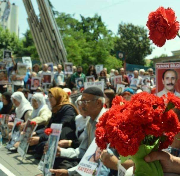 Siz hayatı birde onlara sorun;
Tatlı mı, acı mı?
Siz hasreti birde onlara sorun; 
Bekleyiş zormu, kolaymı?

#BenimAnnemCumartesi

#CumartesiAnneleri903Hafta