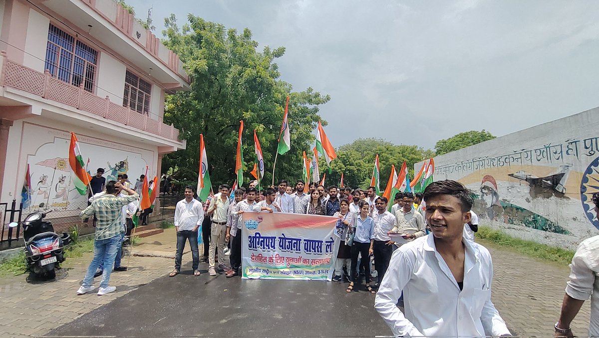 nsuigovind_'s tweet photo. NSUI उत्तर प्रदेश पश्चिम के प्रदेश अध्यक्ष @RohitRanaINC व अन्य पदाधिकारियों ने अग्निपथ योजना व #SSCGD2018 के अभ्यर्थियों को गैर कानूनी रूप से गिरफ्तार करने के खिलाफ उनकी रिहाई की मांग करते हुए आगरा में 10 किलोमीटर लम्बा सत्याग्रह मार्च निकाला
#AntiStudentModiGovernment
#Agnipath https://t.co/3gL3F4SDZB
