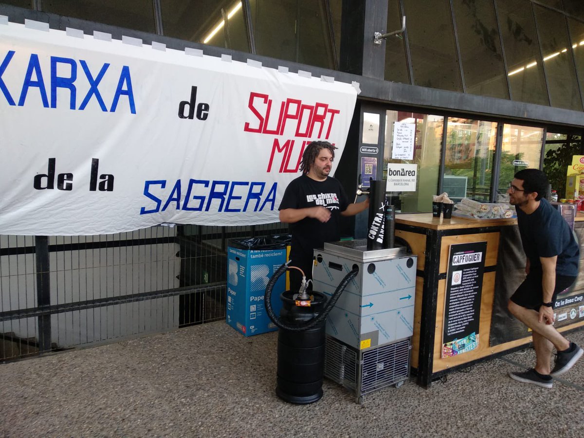 Anit en la sessió de cinema a la freca en el <a href="/CanodromBCN/">Canòdrom -Ateneu d'Innovació Digital i Democràtica</a> els nostre voluntaris van estar de nou en la barra solidària. Gràcies a totes per fer-ho possible.
#DeVeïnsPerAVeïns 
Divendres 22 nova peli, reserva amb temps!!