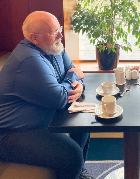 Daar zit ie. 'De waggelende schande van de sociaaldemocratie'  #timmermans