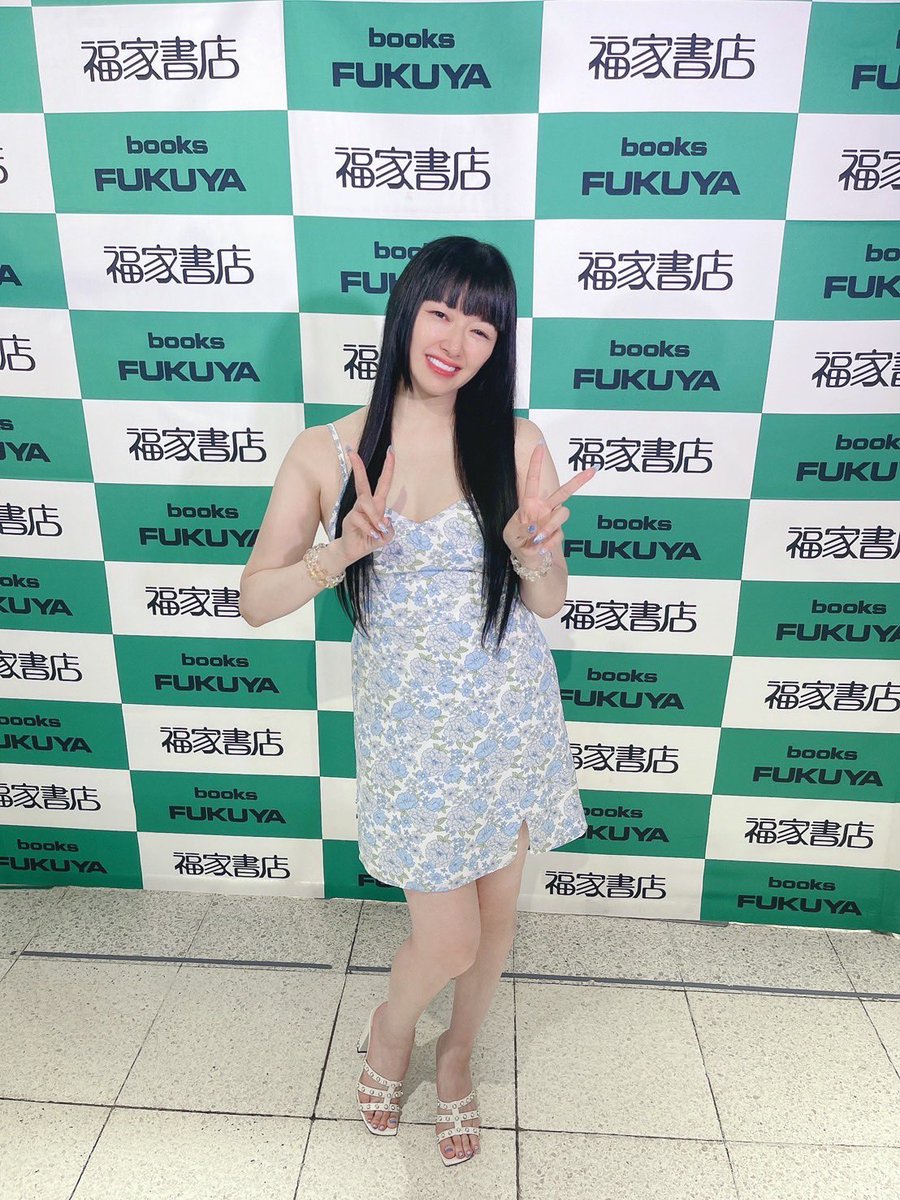 tanakarienew's tweet photo. #福家書店 でのイベントが無事に終了しました。セリフ囁きは破壊力が凄いですね！
来週は #HMV&amp;BOOKS SHIBUYA
と #ヴィレッジヴァンガード 
で行います。詳細は下記で。
当日参加も可能なので是非！

HMV
https://t.co/0c0PZD9h1n

ヴィレッジヴァンガード
https://t.co/oInYqAxGHK

#着せ替え理恵 https://t.co/Wuk0k2qHzL
