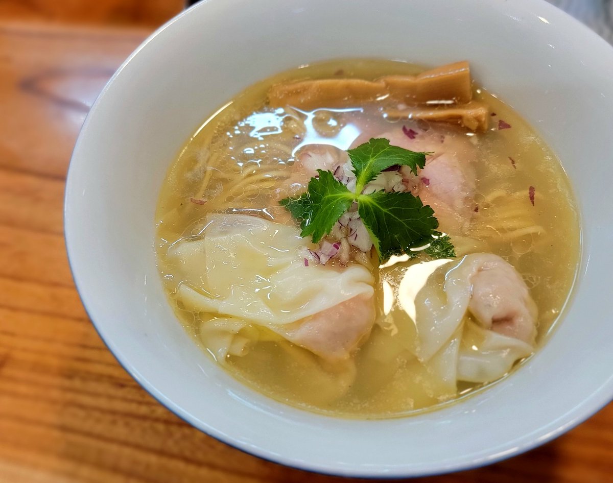 K46749975's tweet photo. アメノオト@佐野市

◾海老雲呑蛤香る塩🍜
◾燻製レアチャ🍚醤油

ABEsが優接客で外に居て🤔謎❓
店内入って納得🙈💡
さくsが調理してる〰️😍💕
蛤の風味🎣パツコシ麺🥢うまッ
1口食べたら拍手しちゃった😂💯

🐷燻製香り🍚幸せ美味😭💯
👨‍🍳の想いを体内注入KKだ😈🈵
#アメノオト https://t.co/nQR6djkuSr