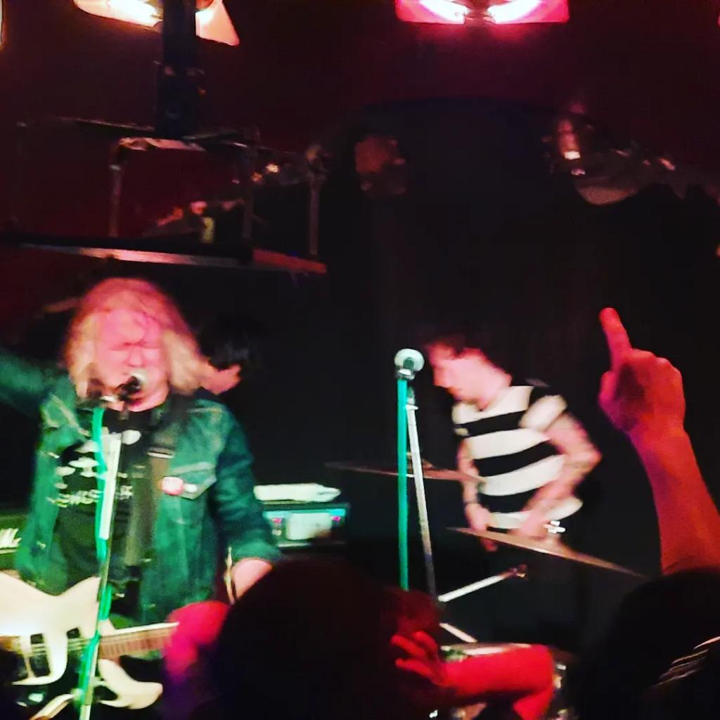 nosoperi's tweet image. Vielen Dank #dreikönigskeller für den tollen Abend mit #badmojos und #lospepes 🧡💛💚