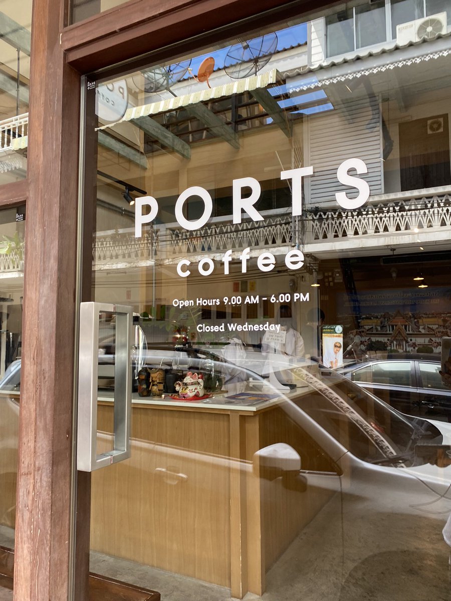 แฟนๆ อาโป มารวมตัวกันที่ Ports โดยมิได้นัดหมาย 555555 พนง.ร้านถามว่า มาตามคุณอาโปใช่มั้ยครับ เค้าชอบกินอันนี้ๆๆๆๆๆ แล้วก็มาบ่อยๆ เดี๋ยวก็คงมาอีกถ้าเขาแวะมาธุระแถวนี้ 5555 หน้าชั้นบอกยี่ห้อมากเลยใช่มั้ยว่ามาติ่ง #ตามรอยอาโป #ตามรอยมายอาโป <a href="/Nnattawin1/">Nnattawin</a> #Nattawin