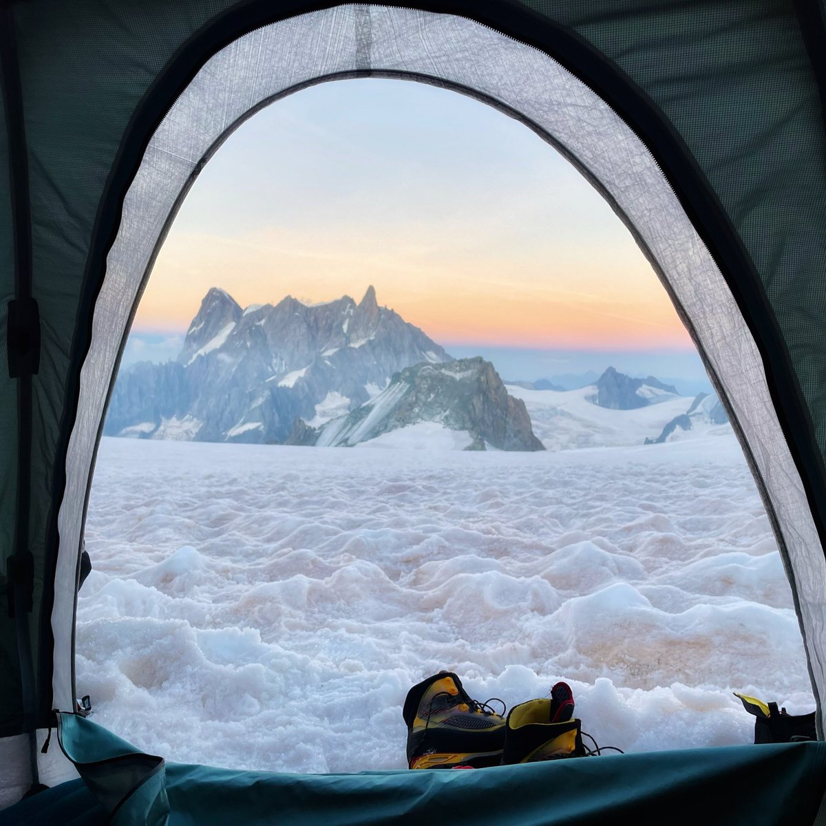 EmmanuelFaber's tweet photo. Col du Midi vers 21h30. Dos au Mont Blanc, a room with a view sur les Grandes Jorasses, dans la lumière du soir. Pour combien de temps encore ? Il n’a même pas gelé cette nuit sur le glacier, à 3600m d’altitude. Et pas non plus sous 4500m cette semaine. Urgence climat. https://t.co/TNMKkcPMUZ