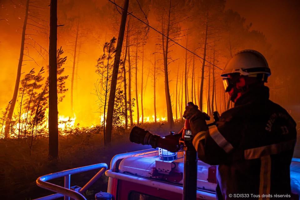 CatherineVeyssy's tweet photo. Incendies Gironde 🔥. Héroïques sapeurs-pompiers qui luttent contre le feu depuis 5 jours. Photos SDIS 33.  #incendies #Gironde https://t.co/rB8UAfEqsX