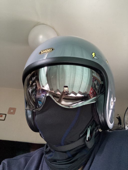 冷感マスク着けてバイザー下げたらこの間ホームランダーに内臓引っこ抜かれた人やん 