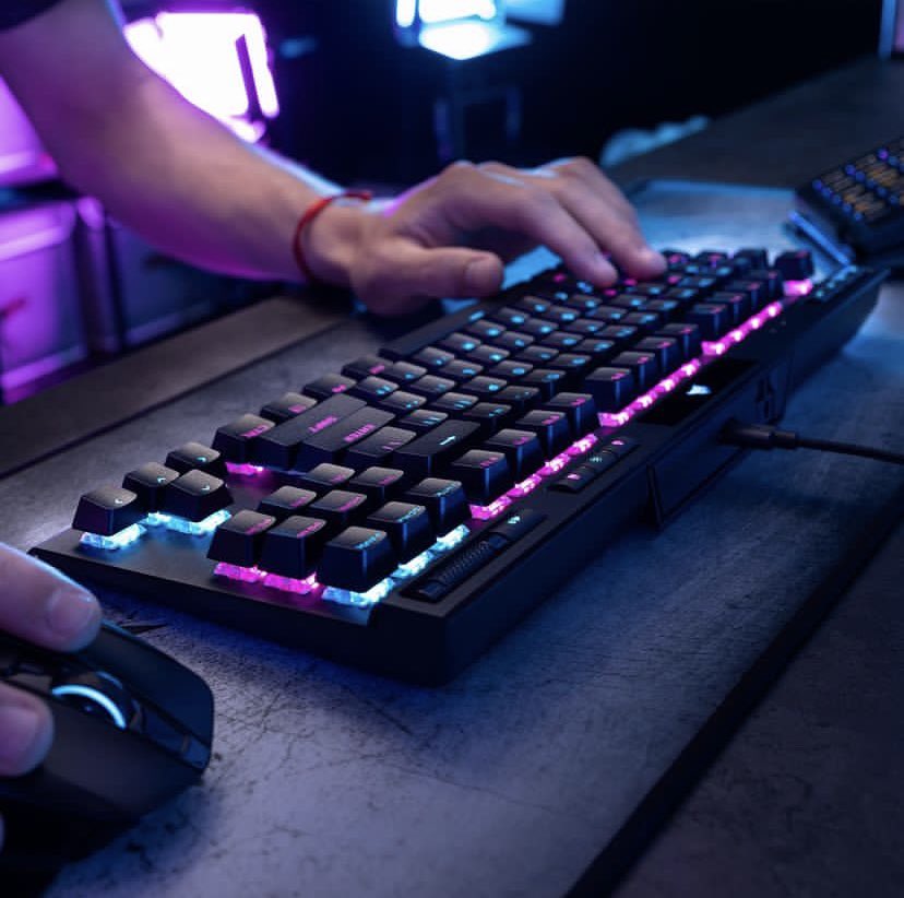 universesetups's tweet photo. ⌨️ Uma variedade de modelos no nosso universo de teclados!

🪐 Em breve a abertura da nossa loja 100% digital! 

👽 Não fique de fora dessa galáxia!

——————————
#setupinspiration #setupgamer #setupstore #homeoffice #trabalharemcasa #pcsetup #gamer #teclados #keybord #gamerbrasil https://t.co/cPwOMgHFWL