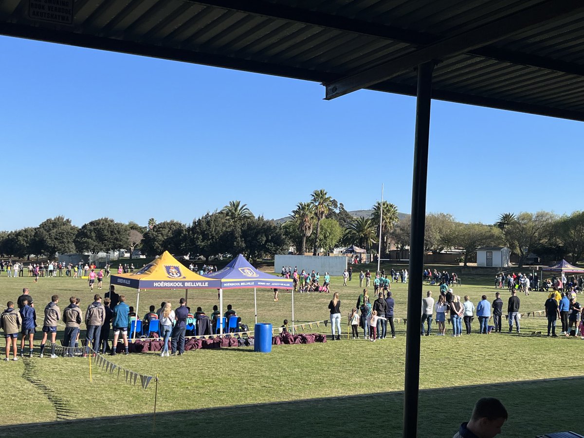Die uitsig van die Hoofpaviljoen by ⁦<a href="/BELLVILLELEEUS/">Hoërskool Bellville</a>⁩ Die Gazebo’s werk nie boys! Al die toeskouers is langs die veld en die paviljoen leeg. Sterkte met jul seisoen verder.