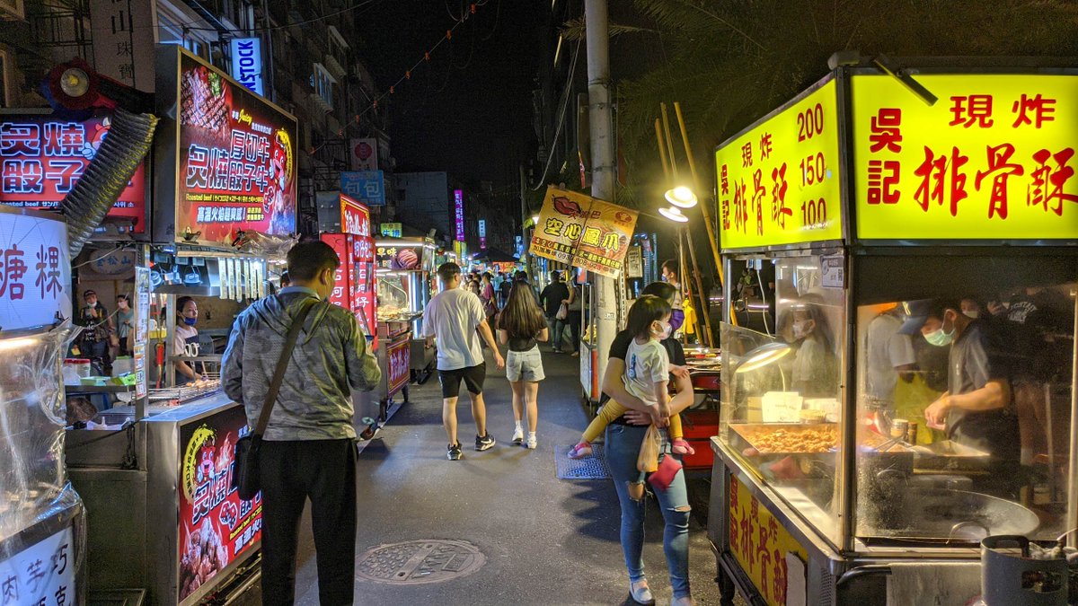 ★看影片：https://t.co/yufwJn9In9 晚上七點多的饒河街觀光夜市 (饒河街夜市；饒河夜市) 狀況。 Raohe Street Night Market (Taipei)