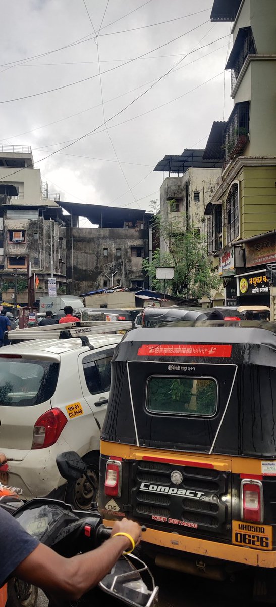 Imagine Bad Roads causing this traffic?? Imagine an Ambulance has to pass thru this?? #Thakurlistationroad
@KDMCOfficial @nbn64 @VoiceOfDombivli @ACF8983506000 @DombivliNews @AAPDombivli @Sena_Tweets @PotholeWarriors #badroads #badtraffic