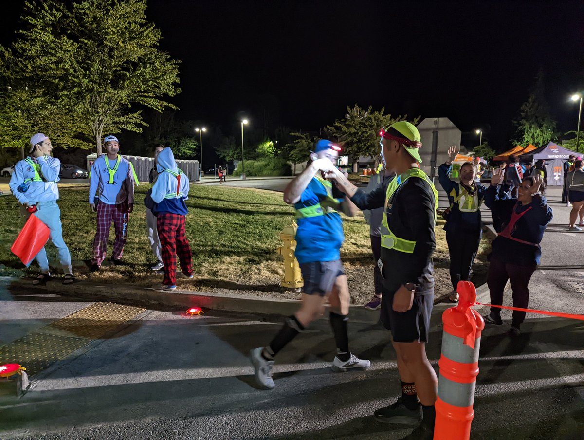 TeamCakesNWP's tweet photo. Van 1 hands off to Van 2. Sleep well Van 1. #teancakes #ragnarnwp https://t.co/OlQ2Q1TXAw