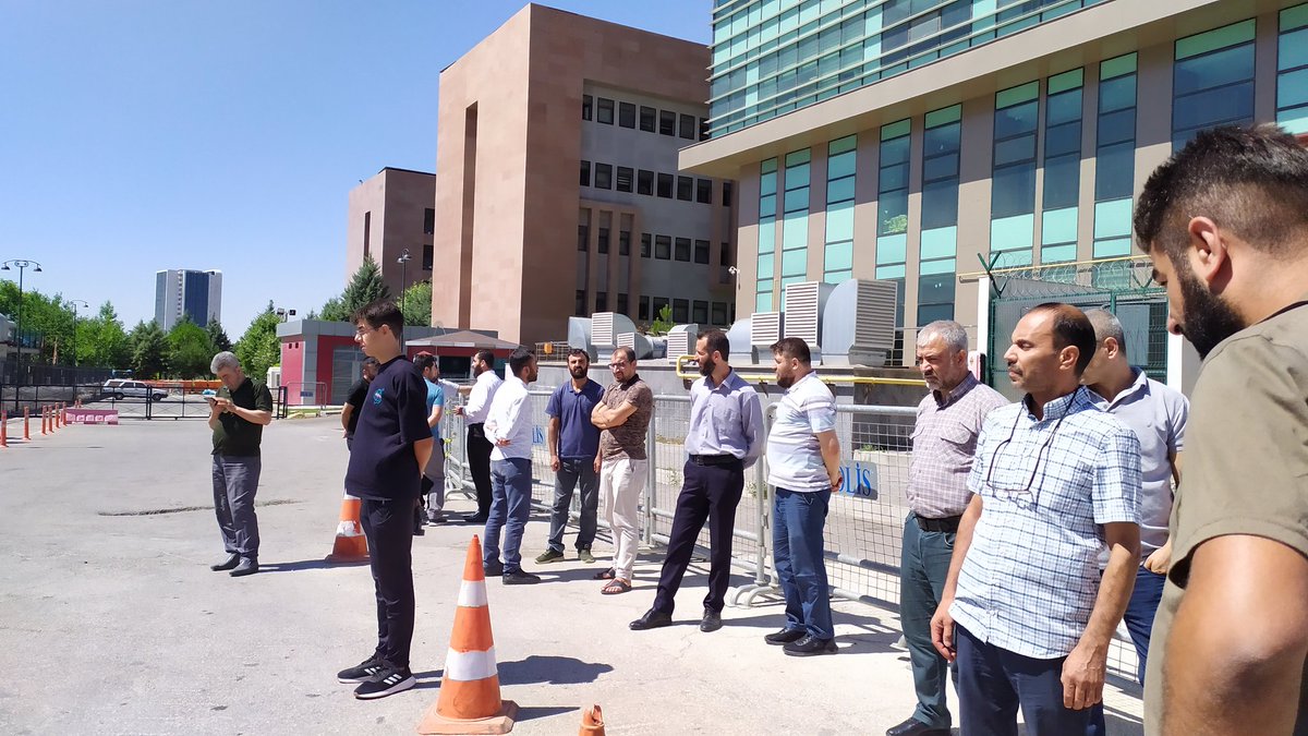 MedyaFurkan's tweet photo. Furkan Hareketi Mensupları Gazintep Adliyesinde! 

Furkan Hareketi mensupları, sosyal medyada attığı tweetler sebebiyle 10 sivil polis tarafından evinden zorla götürülüp gözaltına alınan ve ardından mahkemeye sevk edilen kardeşimizi adliye önünde bekliyor.

#GaziantepAdliyesi https://t.co/BHvrzUbRbq