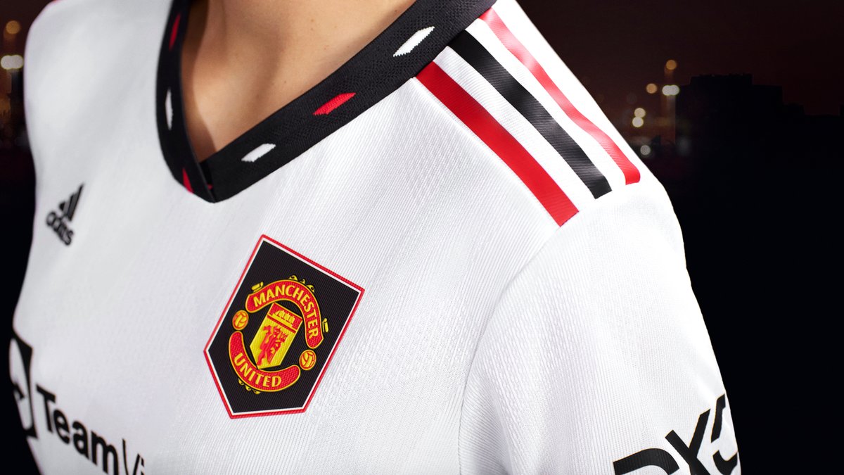 ManUtd_Es's tweet photo. 🤩 La eterna elegancia del blanco.

#MUFC @adidasFootball https://t.co/s0ErKBzjMY
