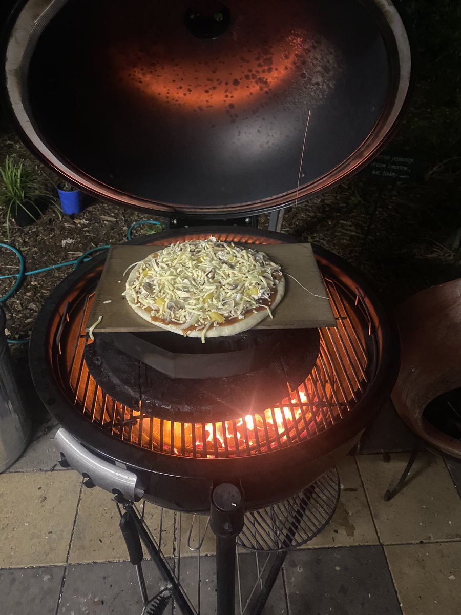 mrlange81's tweet photo. @cropmad You inspired me!!! 🍕 #webersummit #charcoal https://t.co/89lgxTPoaD