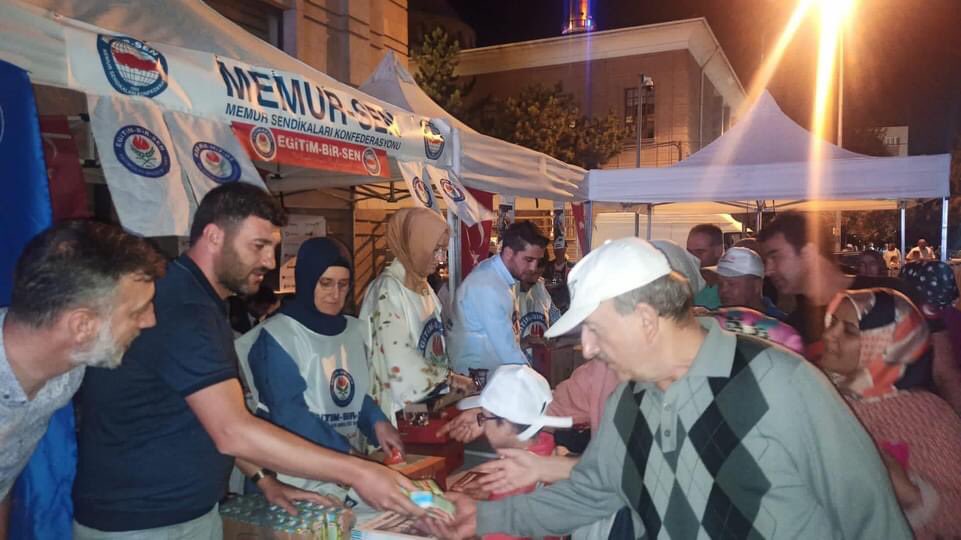 ebseskshr1kadin's tweet photo. @Memursen olarak Hain darbe girişiminin yıl dönümünde ilk gün ki gibi meydanlardaydık. Aziz şehitlerimizi rahmetle, gazilerimizi minnet ve şükranlarımızla yad ediyoruz. #15TemmuzuUnutmaUnutturma https://t.co/31DZ00b8Bw