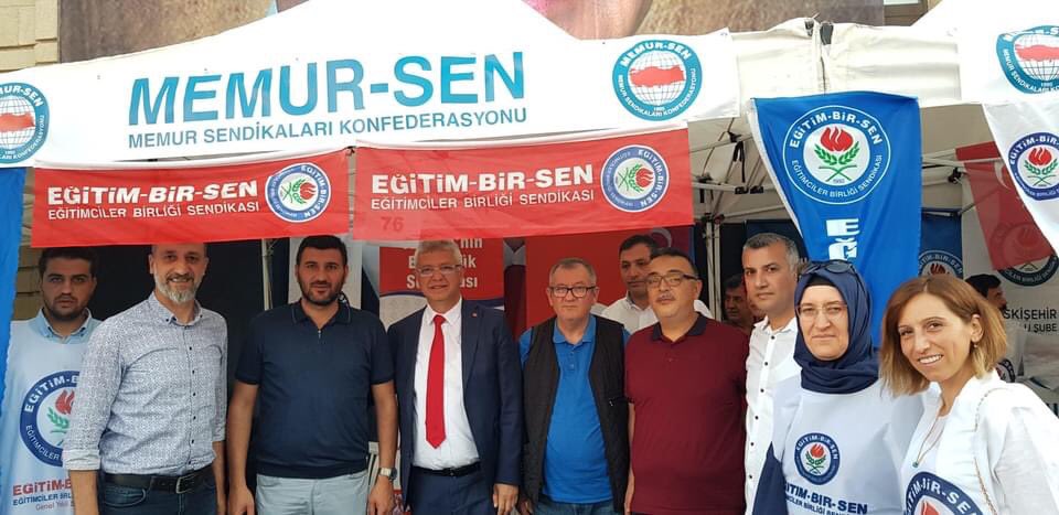 ebseskshr1kadin's tweet photo. @Memursen olarak Hain darbe girişiminin yıl dönümünde ilk gün ki gibi meydanlardaydık. Aziz şehitlerimizi rahmetle, gazilerimizi minnet ve şükranlarımızla yad ediyoruz. #15TemmuzuUnutmaUnutturma https://t.co/31DZ00b8Bw