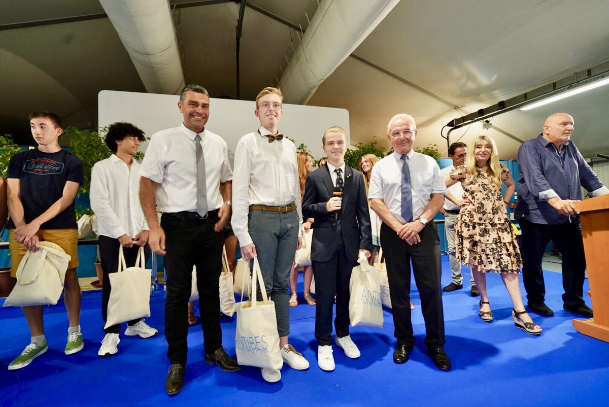 Mt St Jean (@mtstjean2) on Twitter photo Les lycéens du Msj lauréats de la mention TrèsBien félicités par la ville d’<a href="/antibes_jlp/">Antibes JLP</a> à l’occasion d’une sympathique remise de prix organisée pour tous les lycées antibois.
L’excellence est bien représentée à Antibes !
<a href="/JeanLeonetti/">Jean Leonetti</a> <a href="/EricPAUGET1/">Eric PAUGET</a> <a href="/AlexiaMissana/">Alexia Missana</a> <a href="/ELJAZOULIHASSA1/">EL JAZOULI HASSAN</a> Les lycéens du Msj lauréats de la mention TrèsBien félicités par la ville d’<a href="/antibes_jlp/">Antibes JLP</a> à l’occasion d’une sympathique remise de prix organisée pour tous les lycées antibois.
L’excellence est bien représentée à Antibes !
<a href="/JeanLeonetti/">Jean Leonetti</a> <a href="/EricPAUGET1/">Eric PAUGET</a> <a href="/AlexiaMissana/">Alexia Missana</a> <a href="/ELJAZOULIHASSA1/">EL JAZOULI HASSAN</a>